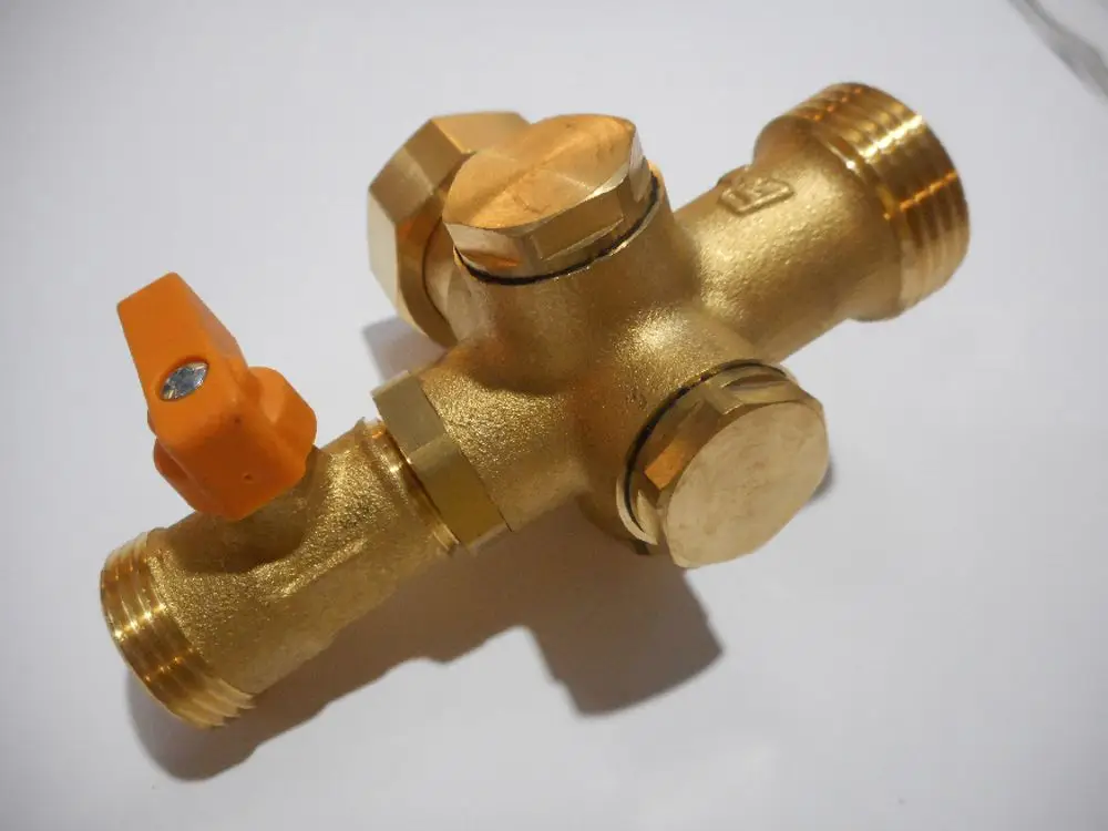 Goldfarbener Heizungsventil mit orangefarbener Betätigungshebel. Die Konstruktion ist aus Messing. Das Produkt stammt von Remeha, ideal für Heizungsinstallationen.